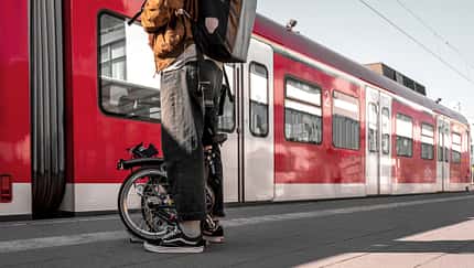 DB Faltrad-Abo I Image am Bahngleis mit Brompton Faltrad