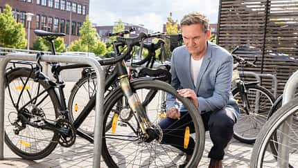Versicherungsschutz I Fahrrad- und E-Bike I Fahrrad am Radständer