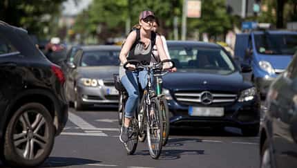 Fahrrad im dichten Verkehr