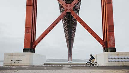 E-Bike mit Boschs neuem Mittelmotor Performance Line SX vor Brücke