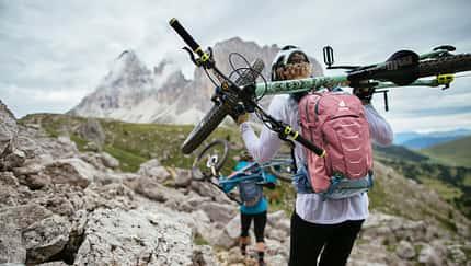 Test I Rucksack mit Rückenprotektor I Detail Rucksack von hinten