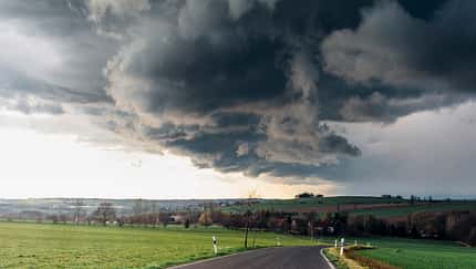 Radfahren bei Regen I Schwarze Gewitterwolken Radfahren bei Regen I Schwarze Gewitterwolken