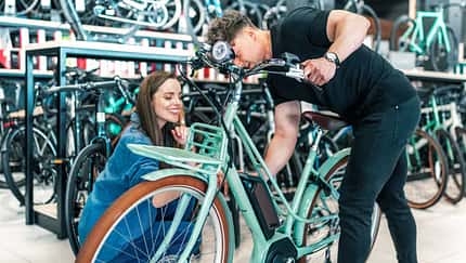 Beratungssituation E-Bike Kundin/Verkäufer
