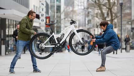 E-Bikes günstig kaufen I Mann und Frau streiten sich um ein E-Bike