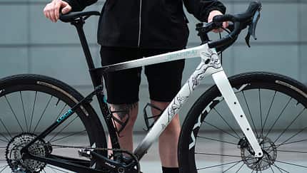 Custom-made Bikes made in Europe I Hersteller Loca I Seitenansicht Rahmen Allover-Print