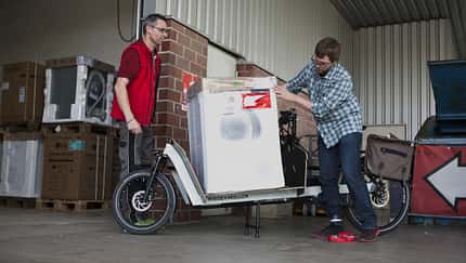 Cargobike parken I Beladen einer Waschmaschine auf Lastenrad