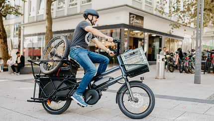Elektrobike Test I Cargobike Moustache Lundi 20.5 I Fahrbild Mann Perspektive seitlich
