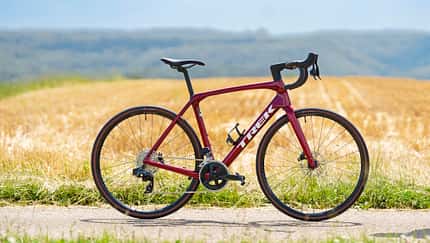 Trek Domane SL 6 AXS Gen 4,Rennrad,Seitenansicht vor Feld