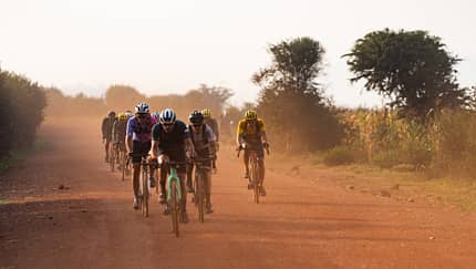Ulrich Bartholmös (rechts) beim Start zum Race Around Rwanda 2023.