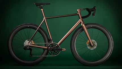 Dreambike J.Laverack Aston Martin.1R Rennrad Seitenansicht von rechts