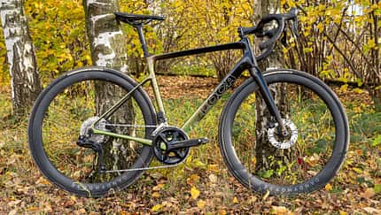 Loca Bikes, Emerald Prism Pro,Allroad,Rennrad;Seitenansicht,Bäume