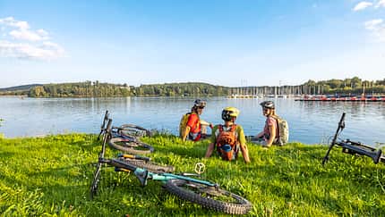Der lauschige Bostalsee hält für fast jeden Wasserratten-Geschmack eine Freizeitaktivität parat, dient aber auch uns zur verdienten Pause (Tour 1).