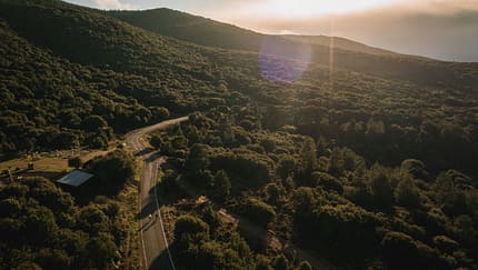 Sonnenschein über dem Parnon-Gebirge.