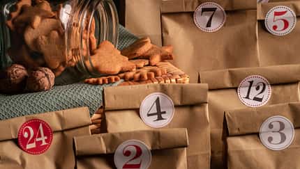 christmassy,concept,context,cookies,gifting,gifts,gingerbread,glass jar,handmade,holiday,holidays,numbered,numbers,paper bags,retro,seasonal,stickers,sweets,traditional,vintage,xmas Jar with cookies and advent calendar