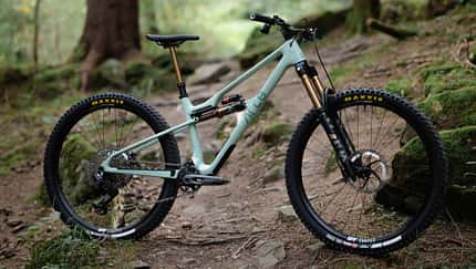 Das neue Enduro-Bike von Arc8 setzt auf den bekannten Slider-Hinterbau. Das Schweizer Carbon-Rad ist leicht und bietet spannende Details.