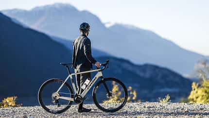 Das Stevens E-Getaway Elektro-Gravelbike in den Bergen.