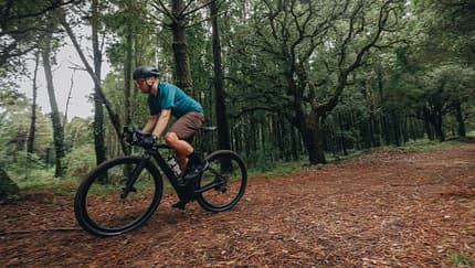 Redakteur Tom Terbeck mit dem neuen Specialized E-Gravelbike