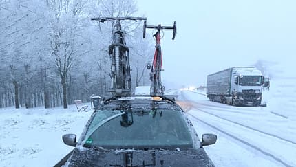 Fahrräder auf dem Autodach im Schnee