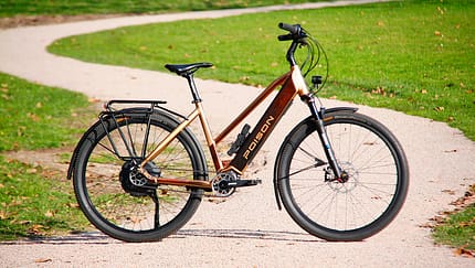 Trekking E-Bike Poison Arsen Image von rechts mit Radspur