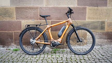 Trekking E-Bike MyBoo Jacobu EP8 Image vor Mauerwerk