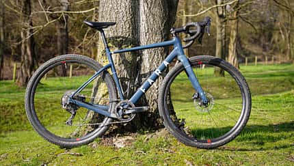 Fara,F/Gravel,Gravelbike,Gesamtansicht vor Baum,auf Wiese