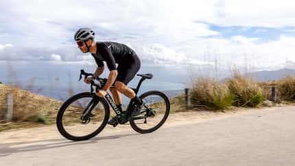 Pinarello,Rennrad,F-Serie,Actionfoto,Mann,Himmel,Berge