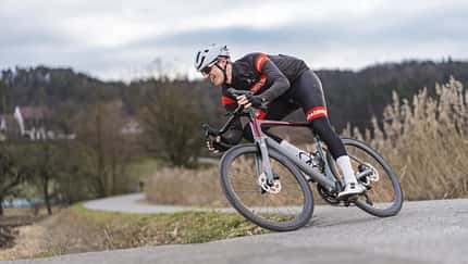 ROADBIKE-Redakteur Moritz Pfeiffer auf einem Focus Izalco Max
