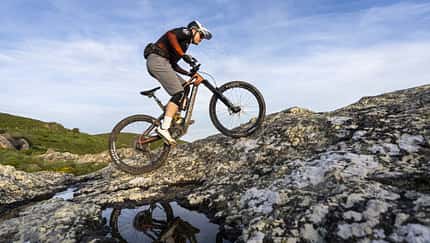 Die spanische Bikemarke Mondraker hat mit dem Dune ein neues Light-E-MTB mit Carbon-Rahmen und Bosch-Performance-SX-Motor vorgestellt.