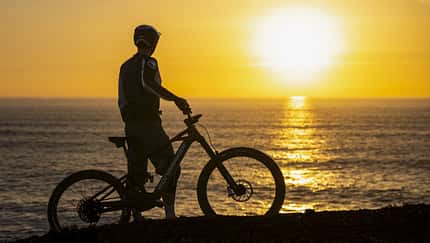 Die spanische Bikemarke Mondraker hat mit dem Dune ein neues Light-E-MTB mit Carbon-Rahmen und Bosch-Performance-SX-Motor vorgestellt.