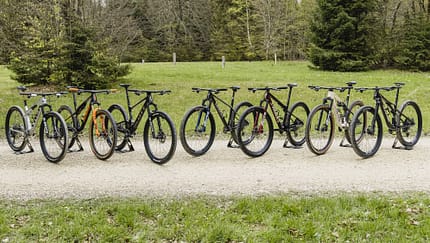 Wir haben sieben Bikes getestet, die allesamt von den Cross-Country-Profi-Fahrer*innen gefahren werden dürften.