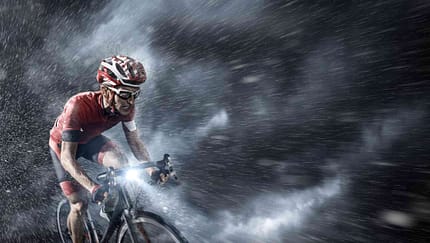Rennradfahrer im Unwetter