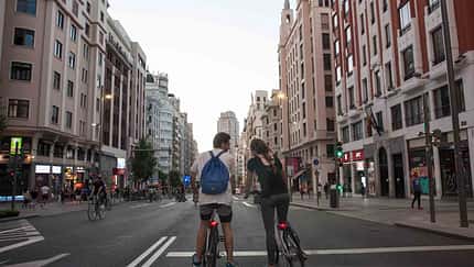 Zwei Radfahrer in Madrid