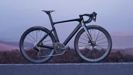 Corratec EVO Ultra,Rennrad,blauer Himmel Hintergrund,Seitenansicht