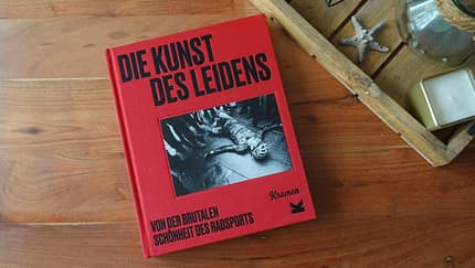 Buch,Die Kunst des Leidens,Holztisch