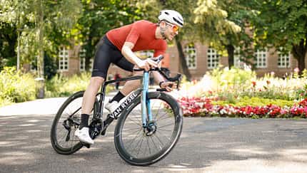 Van Rysel RCR Pro Dura-Ace Di2,Rennrad,Roadbike,Action vor Blumen