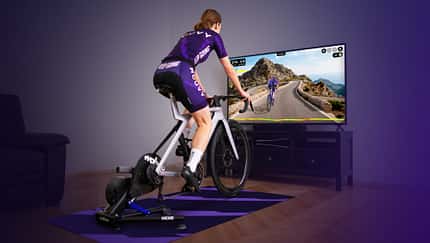 Rouvy,Indoor-App,weiés Rad vor Fernseher,Frau