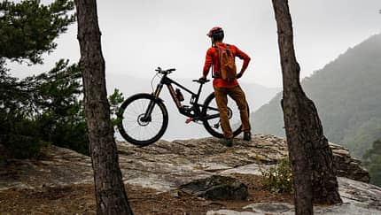 Die vierte Generation des Santa Cruz Hightower steht mit Carbon-Rahmen und 29-Zoll-Laufrädern auf dem Trail.