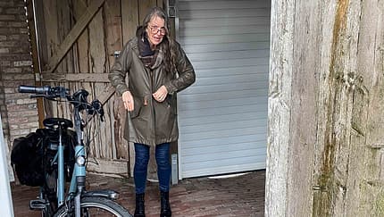 E-Bike-Fahrerin im Regen