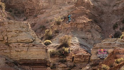 Tom Isted aus Großbritannien fährt den Parcours bei den Finals der Red Bull Rampage am 12. Oktober 2024 in Virgin, Utah.