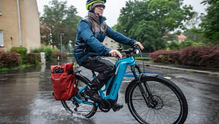 Dem Fahrrad macht es wenig aus, aber der Mensch muss sich schon ein bisschen darauf einrichten: Regenwetter. Lösungen für Bekleidung und Gepäck gibt es in Hülle und Fülle. 