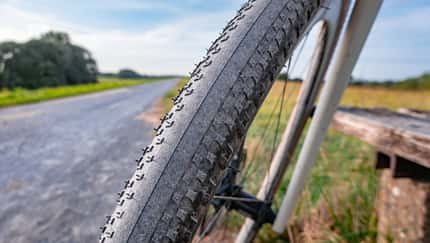 Hutchinson Caracal,Gravelreifen,Pneus,Semi-Slick,Schotterweg,Wiese links