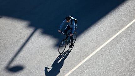 Fahrradpendler auf einem Radweg