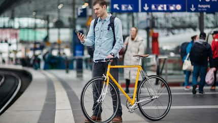 Mit Fahrrad auf dem Bahnsteig