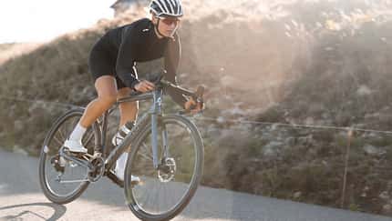 Lapierre Pulsium MY25,Sonne,Frau auf Rennrad