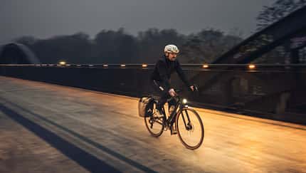 Bulls Daily Grinder 3,Gravelbike,Actionfoto,schräge Fahransicht von vorn