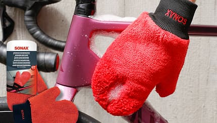 Mit sanften Händen ans Fahrrad: mit dem Putzhandschuh von Sonax gelint die Bike-Pflege Mit sanften Händen ans Fahrrad: mit dem Putzhandschuh von Sonax gelint die Bike-Pflege