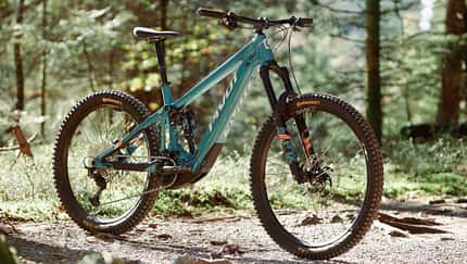 So schlägt sich das frisch vorgestellte E-MTB im Vergleich