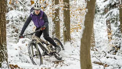 Modernes Light-E-MTB für Trail-Abenteuer 