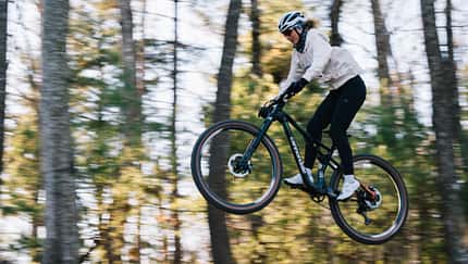 2025 fährt neben Cole Punchard (Kanada) auch die Olympiasiegerin von 2021 fürs Cannondale Factory Racing Team (CFR), die Schweizerin Jolanda Neff hat einen Vertrag mit der Equipe unterschrieben.