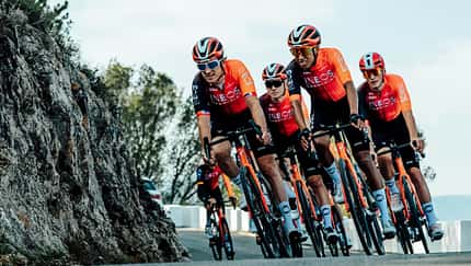 Kask,Ineos,2025,Team auf Straße,Kurve